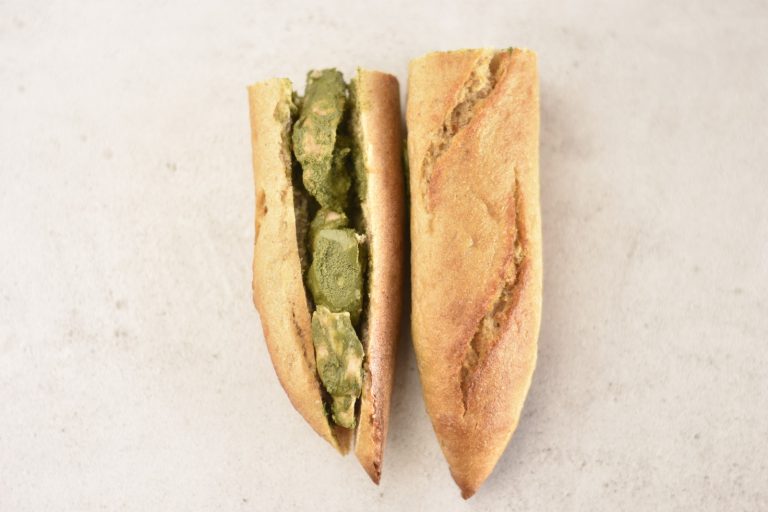 ساندویچ مرغ با سس پستو