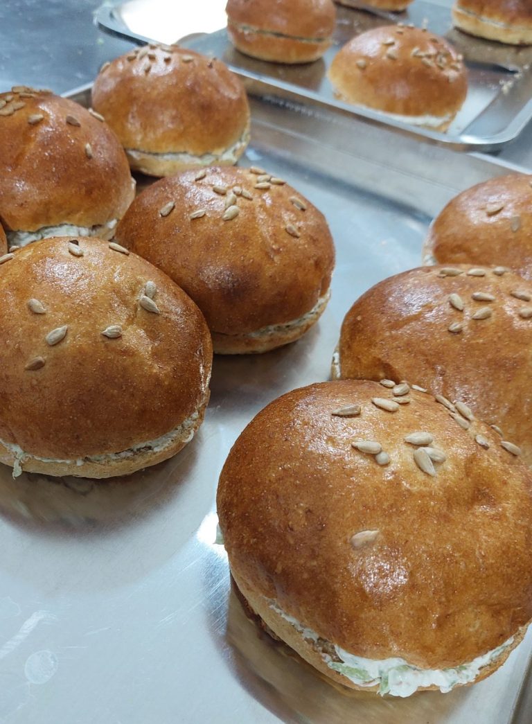 لقمه نون پنیر گردو